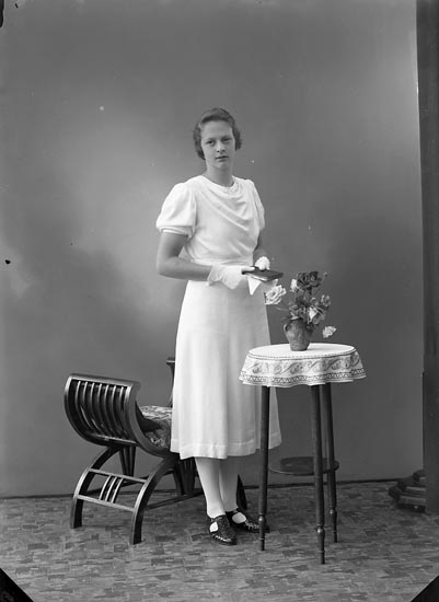 Enligt fotografens journal nr 6 1930-1943: "Lindström, Elsa Hjälteby".