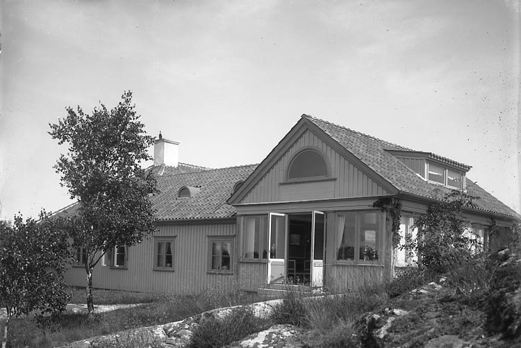 Enligt fotografens journal nr 5 1923-1929: "Bengtsson, Grossh. villan, Stenungsund