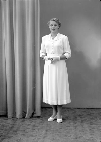 Enligt fotografens journal nr 8 1951-1957: "Savolainen, Fr. Eva Lisa Stenungsund".