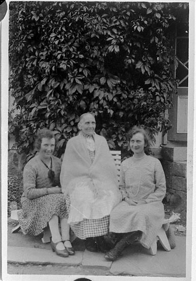 Enligt fotografens journal nr 6 1930-1943: "Olsson, Fru Olga Höviksnäs kopia".