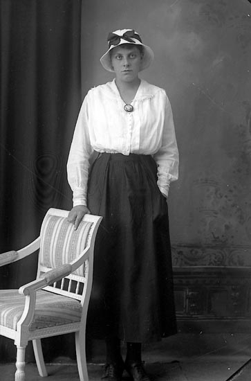 Enligt fotografens journal Lyckorna 1909-1918: "Ruth Svensson Badrestauranten Lyckorna".