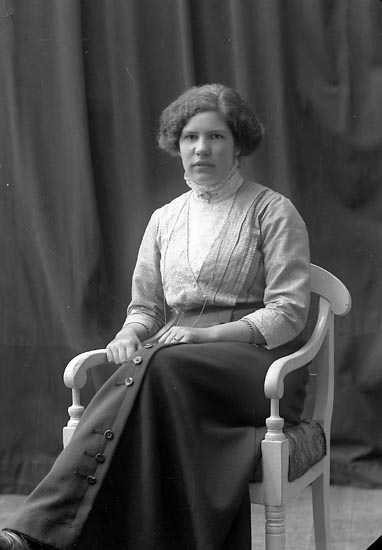 Enligt fotografens journal nr 2 1909-1915: "Thorsson, Anna, Södra Houg, Här".