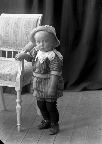 Enligt fotografens journal nr 2 1909-1915: "Johansson, Åke, Backen Svanesund".