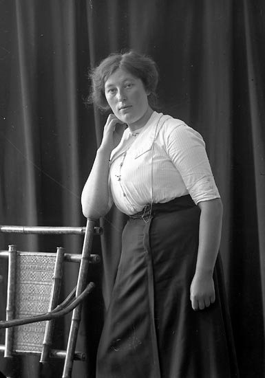 Enligt fotografens journal nr 2 1909-1915: "Andersson, Alma, Efja, Hjälteby".