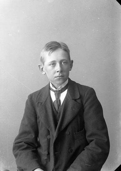 Enligt fotografens journal nr 4 1918-1922: "Olsson, Alf Hjälmvik, Varekil".