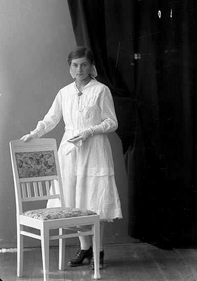 Enligt fotografens journal nr 4 1918-1922: "Andersson, Florence Svanvik, Höviksnäs".