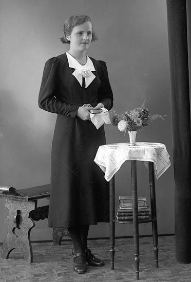 Enligt fotografens journal nr 6 1930-1943: "Andersson, Ruth Hällene Hjälteby".