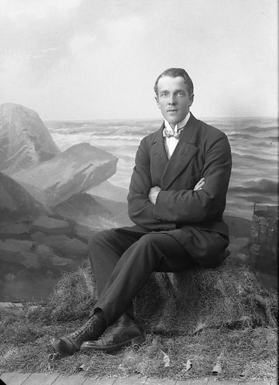 Enligt fotografens journal nr 3 1916-1917: "Andersson, Otto adr. Sundberg Stenung Här".