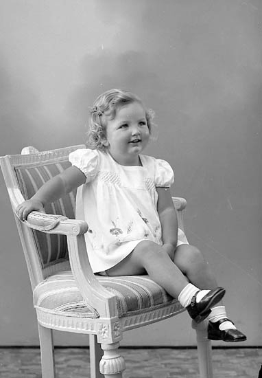 Enligt fotografens journal nr 6 1930-1943: "Olsson, Anita adr. Fru Margit Olsson Ödsmål".