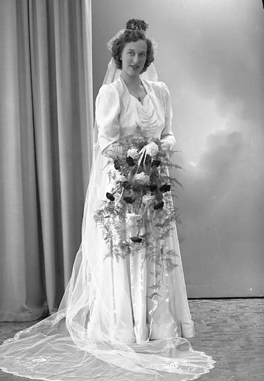 Enligt fotografens journal nr 7 1944-1950: "Skoog, Herr Frans, Apleröd Ödsmål bruden".