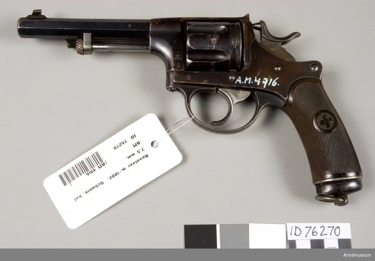 Grupp E III.
Självspännande revolver m/1882 för oberidna officerare i schweiziska armén. Samhörande med fodral.
På stommens vänstra sida WF: monogram och Bern, krönt av schweiziska korset samt siffran 3, vilket troligen är tillverkningsnummer och förekommer även på pipan. Enligt A.F. persedelanordning, nr 109, 23/6 1891.