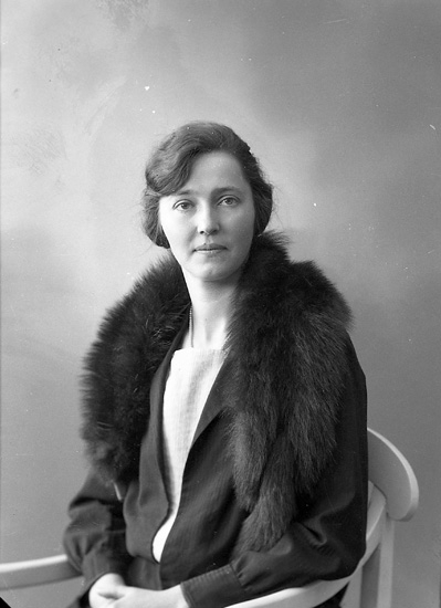 Enligt fotografens journal nr 5 1923-1929: "Olsson, Elsa, Panneröd, Svenshögen".