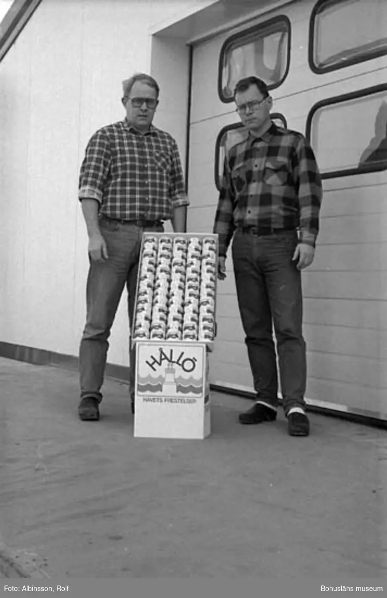 Enligt fotografens noteringar: "Leif Stenman till vänster och Christer Stenman till höger. Bröderna som äger familjeföretaget Hållöfisk."

Fototid: 1996-03-14.
 1996-03-15