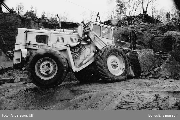 Bohusläns samhälls- och näringsliv. 2. STENINDUSTRIN.
Film: 20

Text som medföljde bilden: "Stenen klyves i bitar och forslas bort av hjullastare. April 1977."
