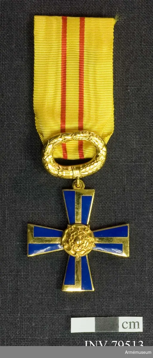 Ordenskors med årtalet 1941, Krans med lager och eklöv, Band, gult med röda ränder. 
För riddare, civil, III.klass, av finska frihetskorset.