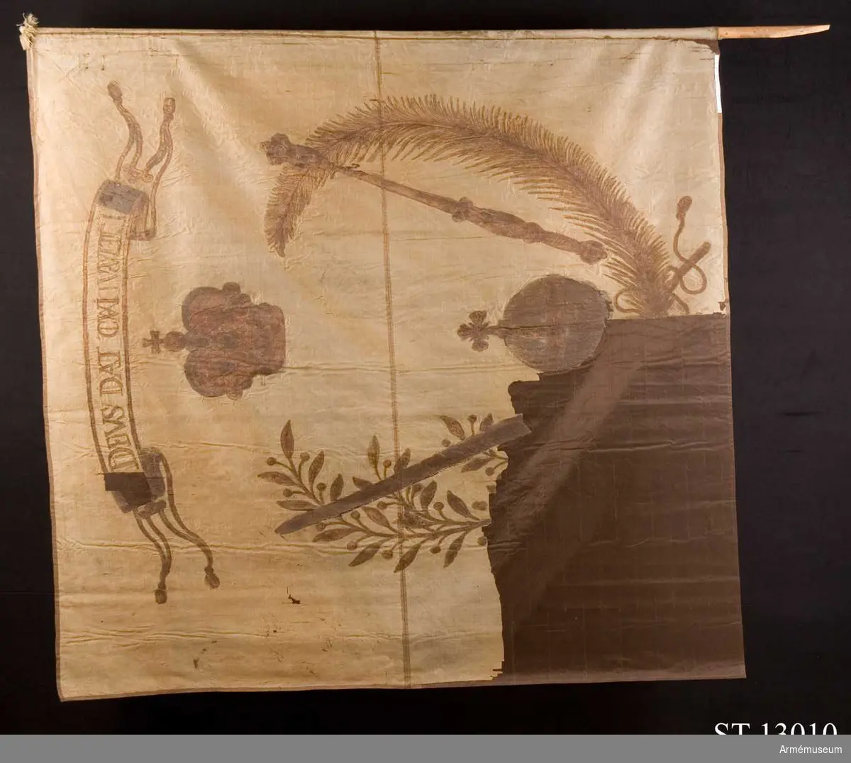 Dukens motiv består av en olivkrans och en palmkvist som är sammanbundna i nederkant. Mellan dessa står kungliga insignia: svärd, spira, riksäpple och krona. Detta motiv återfinns också på det dalermynt som präglades i Torún på 1632. Överst ett språkband.