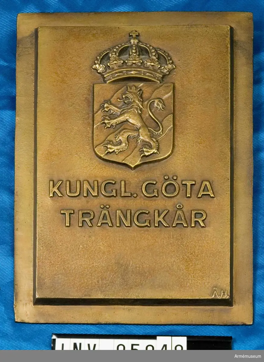 nr. 11848 


Kungl. Göta Trängkår /text som ovan, vapensköld krönt av kungl. krona/

Skulptör Åke Hammarberg
