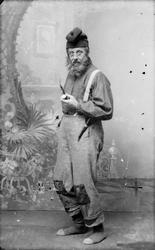 Adjunkt J. Blich Holst i skuespillet "Rasjonelt Fjøsstell" i