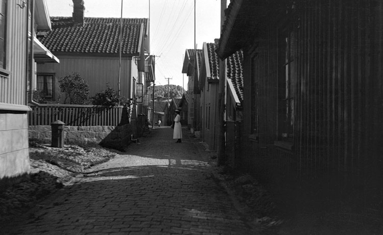 Enligt senare noteringar: "Huvudgatan i gamla staden, Lysekil. 21 Augusti 1921."