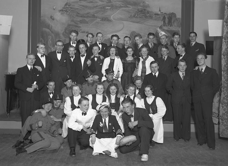 Text till bilden:"Gruppbild. V. U. Skolan 26/12 1941".