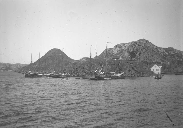 Fiskebåtar vid Egersund hamn med Lindøy i bakgrunden