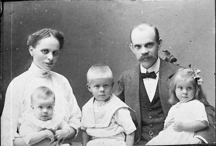 Noteringar gjorda på negativets pappersficka: "Pappa, Mamma Otto, Elsa & Lars 1916".