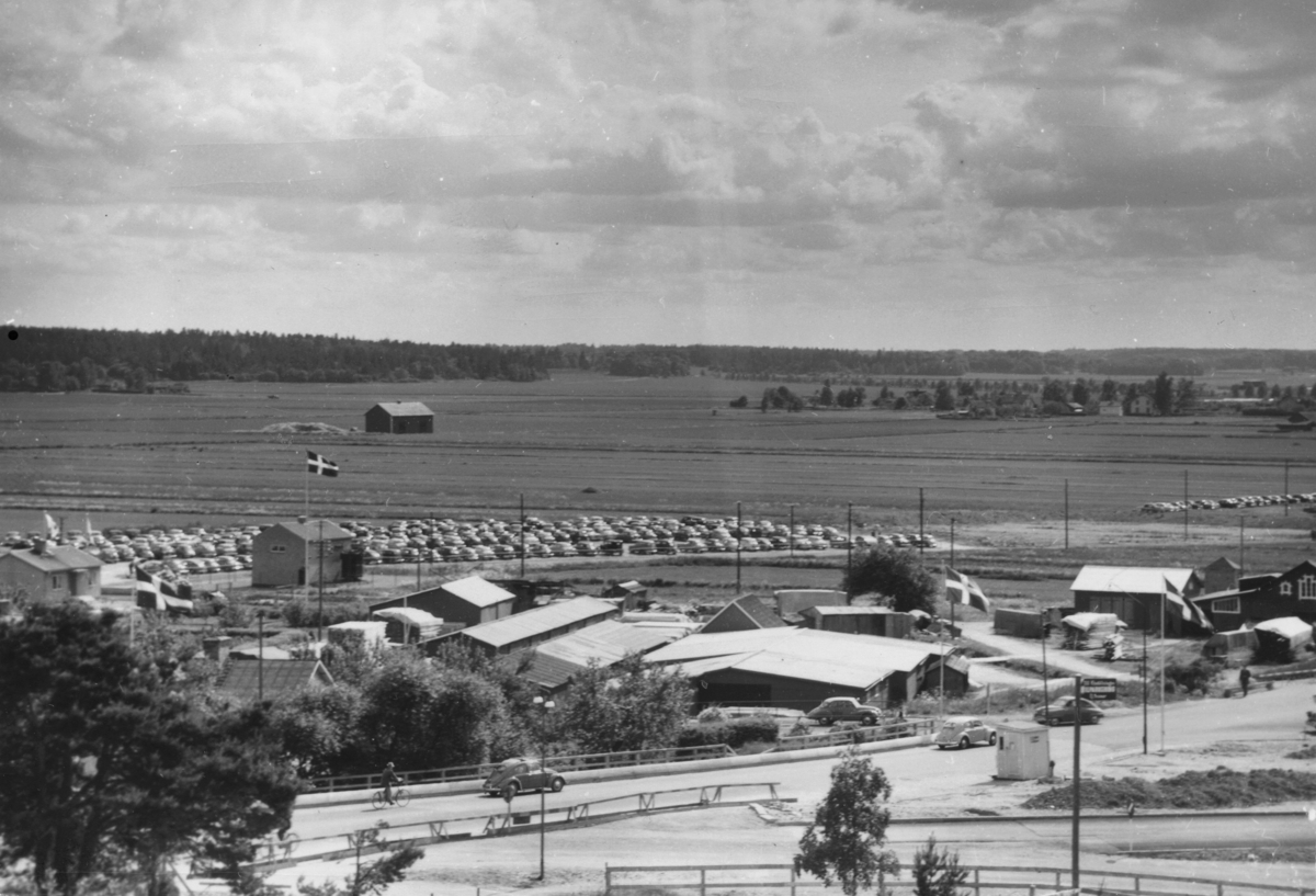 Enköping, Enköpingsutställningen 1955, bilparkering på Korsängen, från Fanna-korset, mot söder