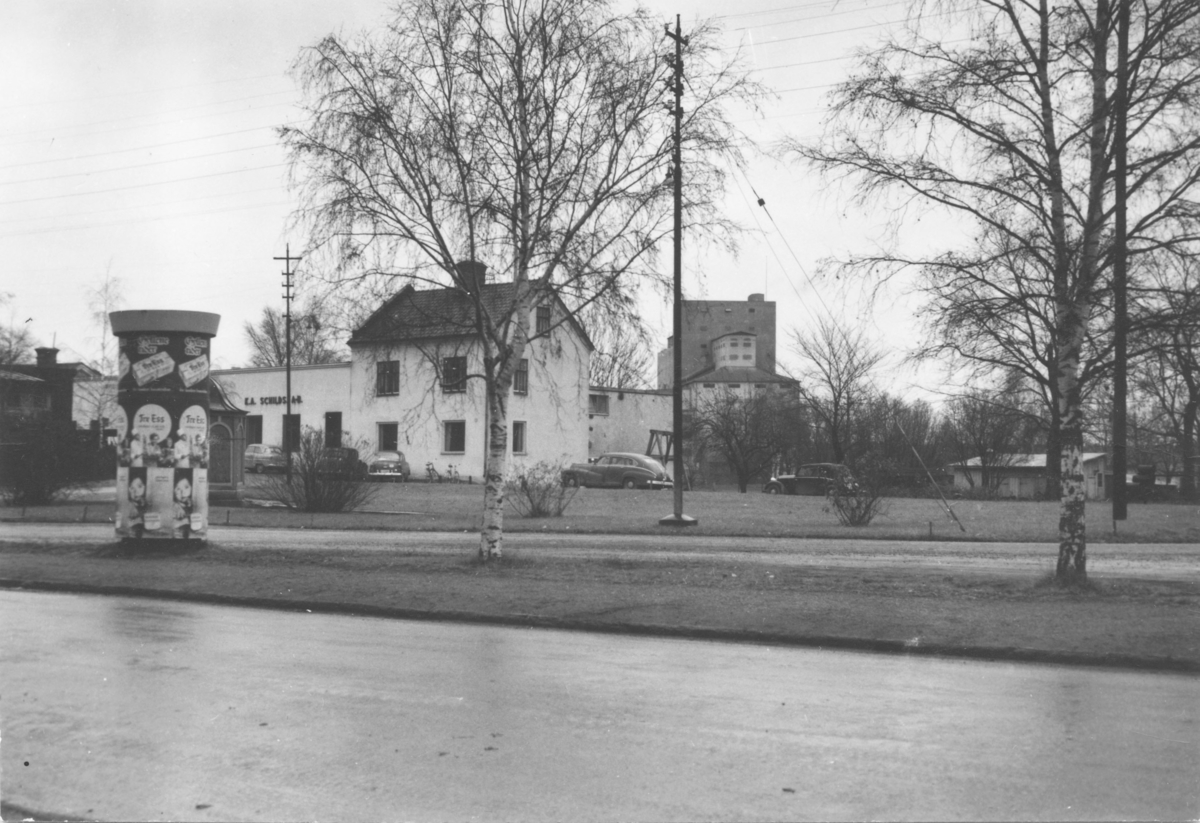 Enköping, Munksundet, Munksundstorg från Kungsgatan mot öster. I bakgrunden kvarteret Priorn (Schilds) och silosbyggnaden
