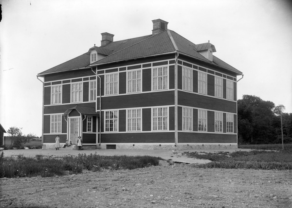 "Kyrkskolan", folkskolehus i Tillinge, Tillinge socken, Uppland, vy från sydväst, tidigast 1906