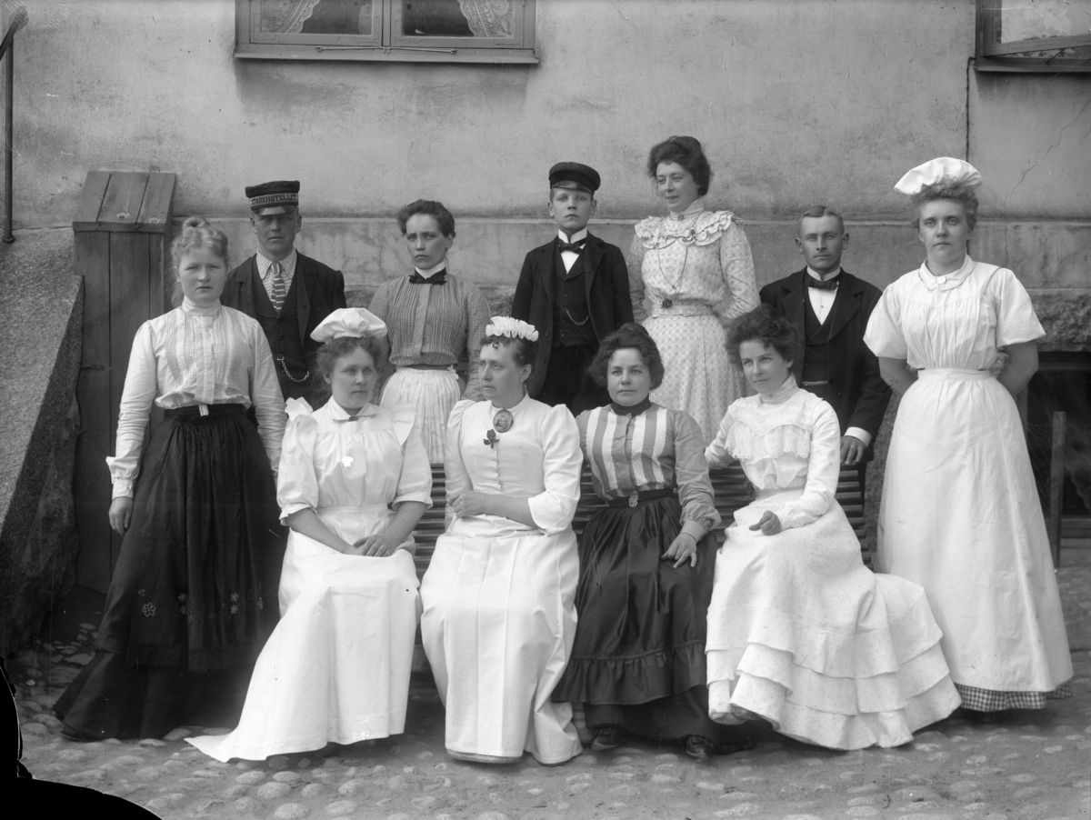 Personal, vid Stadshotellet Enköping ev. (se keps på mannen längst till vänster).