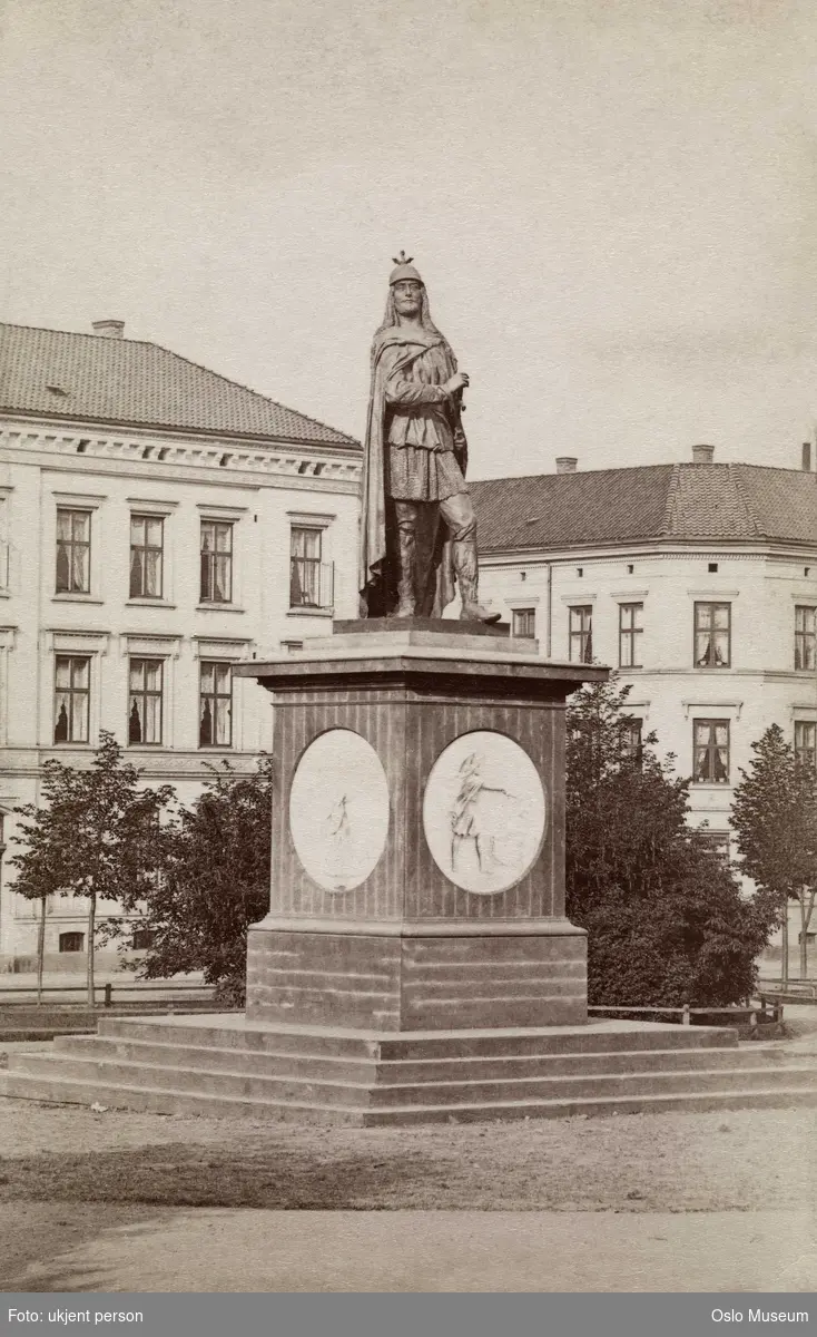 Harald-statuen, portrettstatue, bygårder