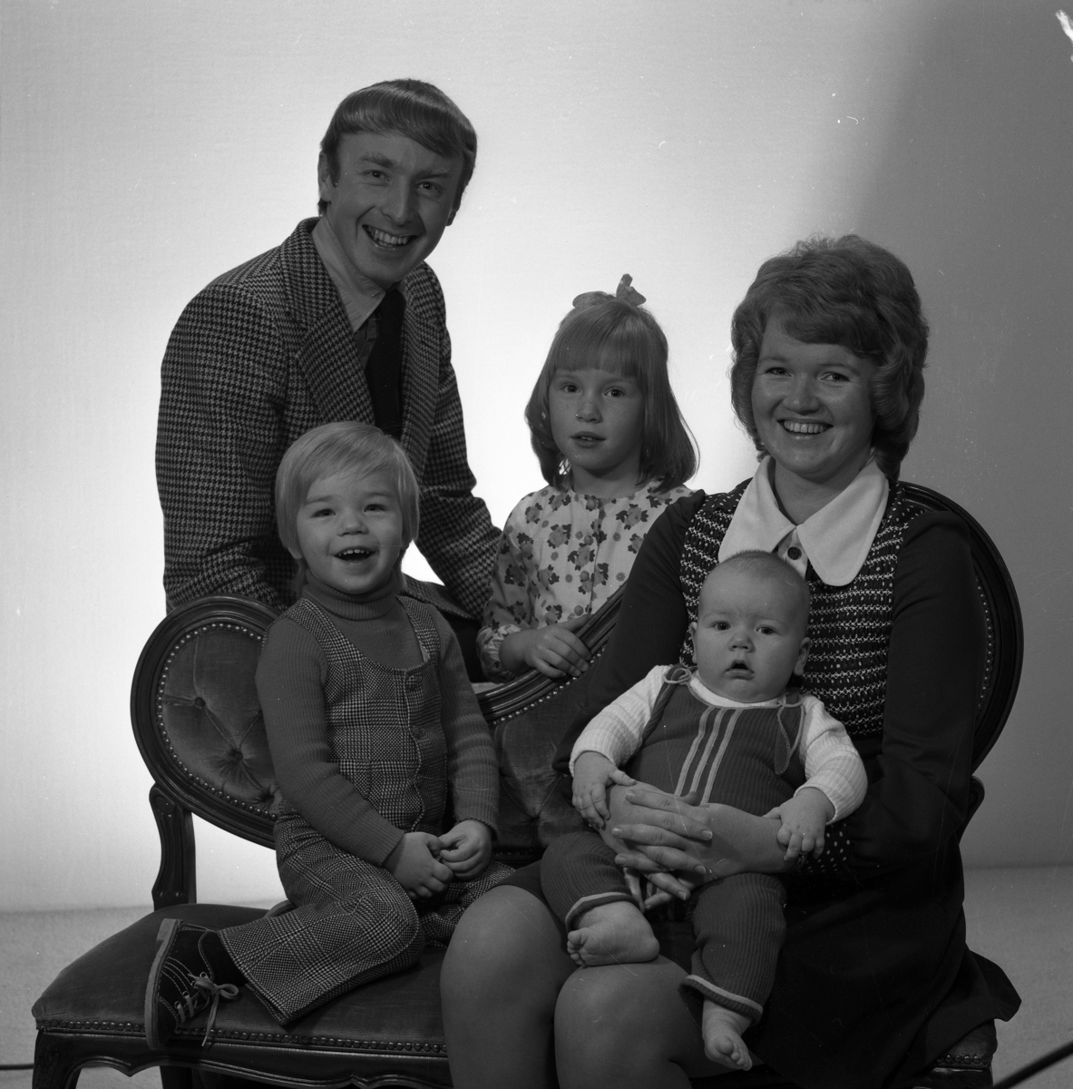 Porträtt av herr Alf Göran Svensson med familj den 10 december 1973.