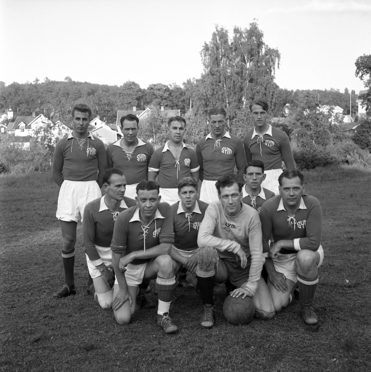 Korplag i fotboll för Huskvarna AB, symaskinsavdelningen, år 1955.
