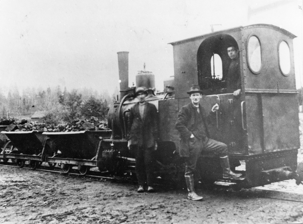Spexerydståget på den 10 km kånga banan från Spexeryd till Tenhult. Banan byggdes 1901-1905, togs i bruk 1906 och upphörde 1931 då banan, lok och vagnar såldes. Tåget bestod av ett visst antal tippvagnar lastade med manganmalm, en eller två vagnar med timmer samt en passagerarvagn med godsfinka.