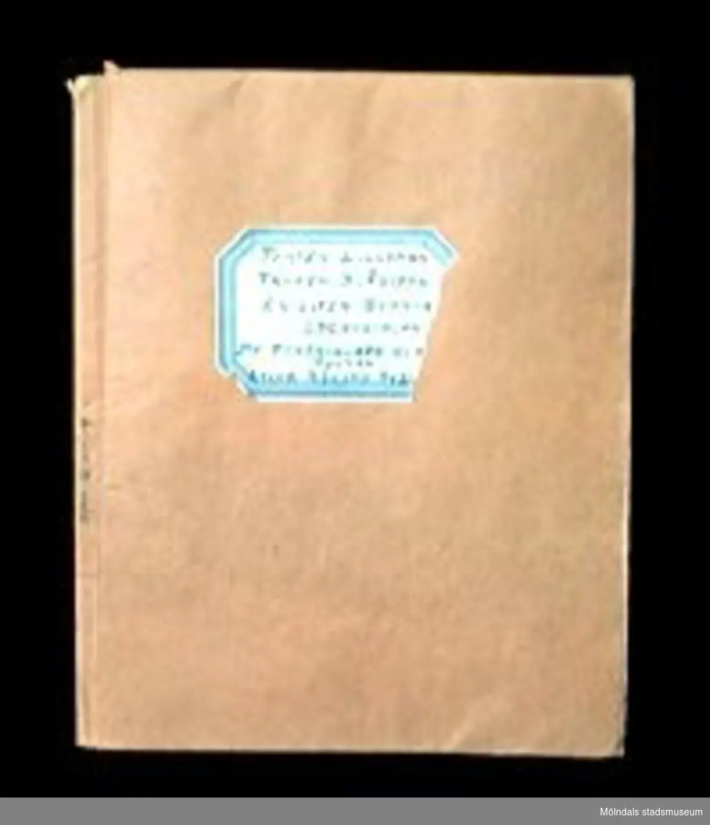 Tomtesagor och andra sagor av Gerda Ghobé, illustrerade av Maja Synnergren, Gbg, 1934. 15 sidor. Innehåller sagorna: "Tomten Lilleman", "Fröken Blåsippa", "En liten slarva", "Lyckosvalan", "De förtrollade glasögonen" och "Lille Nisses äventyr". Häftet har ett omslag i beige papper, med en etikett med sagornas namn på. Märkt i bläck på kanten av utsidan med: Lille Nisses äventyr.