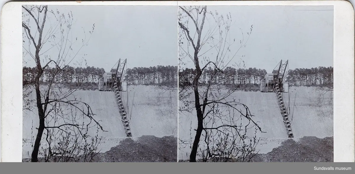 Del av serie med stereoskopbilder bestående av två fotografier klistrade på kartong. Stämplad Erik Zetterberg, Rönninge, på baksidan. Uppgifter om årtal, datum, nummer i bildserie, samt på några även uppgifter om motiv. Se även SuM 3212:1-53, 3213:1-38.