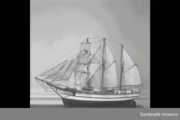 C. F. Ivers är en 3-mastad mycket detaljrik modell som står i fulla segel.