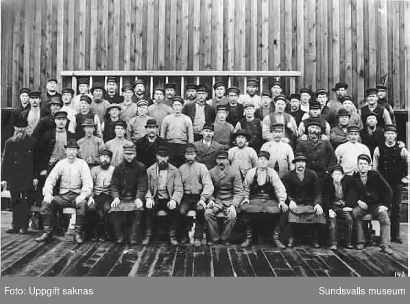 Sågverksarbetare vid Vivstavarvs sågverk år 1890.