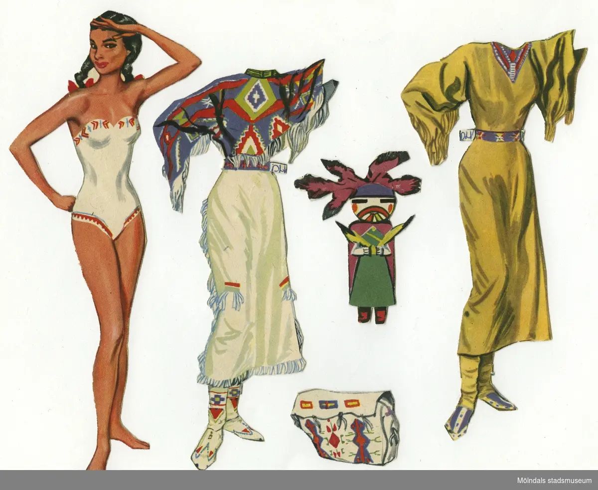 Pappersdocka med kläder och tillbehör, urklippt ur tidning på 1950-talet. Docka och kläder är märkta "Det Lilla Vita Molnet" på baksidan - dockans namn. Dockan föreställer en ung indiankvinna med flätor, iklädd vita underkläder av baddräktsmodell med indianmönster. Garderoben består av två indiandräkter i olika färger och mönster, med fransar. Hon har också tillbehör, såsom en väska, och en egen docka. Docka och kläder förvaras i en pappmap, med texten "Senorita" och en flamencodanserska på, tillsammans med andra pappersdockor (MM 04676-04680). Eventuellt har mappen ursprungligen innehållit brevpapper.