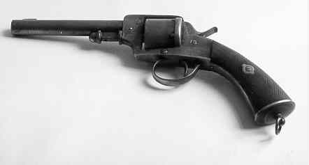 Revolver, 11 mm M/1871, tilldelad Postverket fr o m 1874.

Vapnet konstruerat av den svenske vapenteknikern och uppfinnaren August Hagström. Revolvern är en s k hanspännare (för att fyra av skott var användaren tvungen att först spänna hanen), avsedd för 6 patroner av 11 mm's kaliber med central antändning.