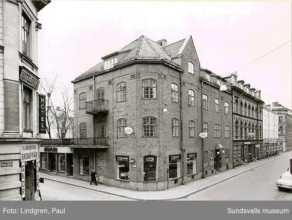 Rådhusgatan 13. Huset byggdes ursprungligen för Sundsvalls Karamell- & Konfektionsfabrik 1920. Karamellfabriken startades tidigare 1897.