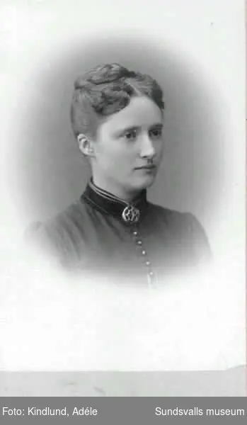 Anna  Engström, född ca 1863, gift 1887 med J F  Cornell. Mor till Henrik Cornell