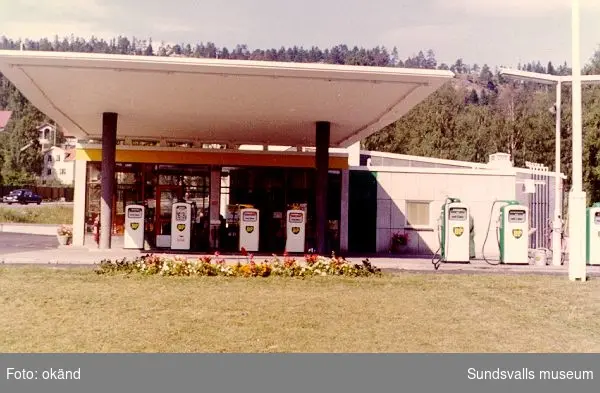 BP:s bensinstation, Norrmalmsgatan 12, Sundsvall. Föreståndarna hette i tur och ordning Einar Ström, Evert Åkerberg, Ulf och Monica Andersson.
Stationen öppnade i oktober 1960.