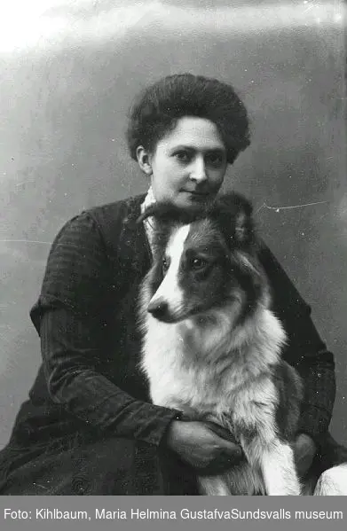 Maria Kihlbaum tillsammans med hunden Lassie. Hundar var hennes stora hobby och ställde dessutom ut på hundutställningar och vann priser med några av dem. Särskilt hunden Lassie finns flitigt avporträtterad. Efter deras död tog hon vara på skinnen som hon prydde hemmet med.