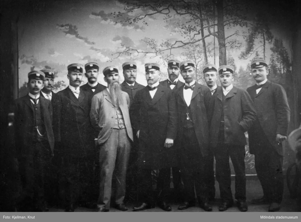 Sångkören Valkyrian, 1899. 
Från vänster: Liljeström, Carlsson, Hagstedt, Birger Andersson, Åkerblom, Gustavsson, Björstedt, Kjyllenstjärna, Långström, Berg, Berg, Winsnes.