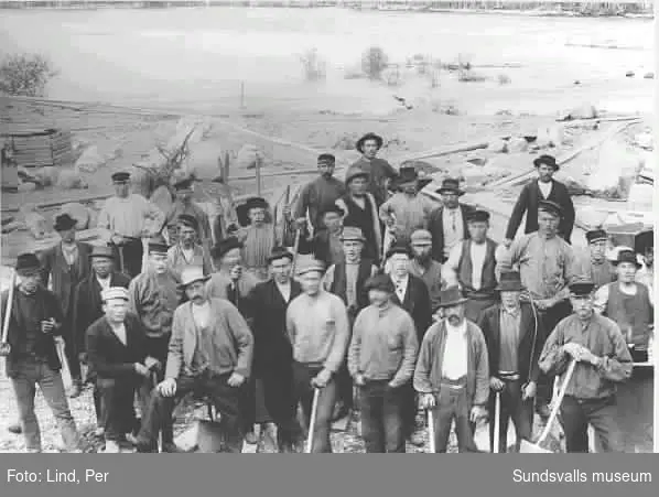 Alby 1898."Berglins lag vid sjön". Gruppbild med arbetare flertalet  av dem är utrustade med spade eller skottkärra.