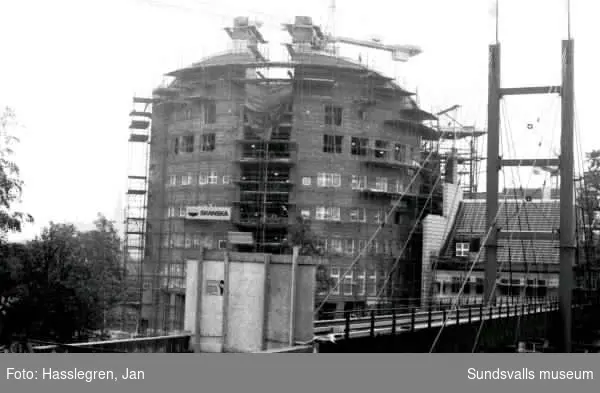 Byggnationen av Mitthögskolan i Åkroken 1995-2000