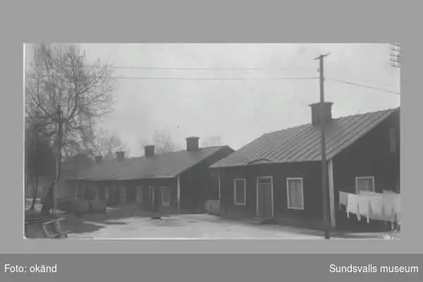 En svit bilder med koppling till Skönsmon. "Kronohäktet", spårvagnar, bebyggelse ev "nödbostäder".