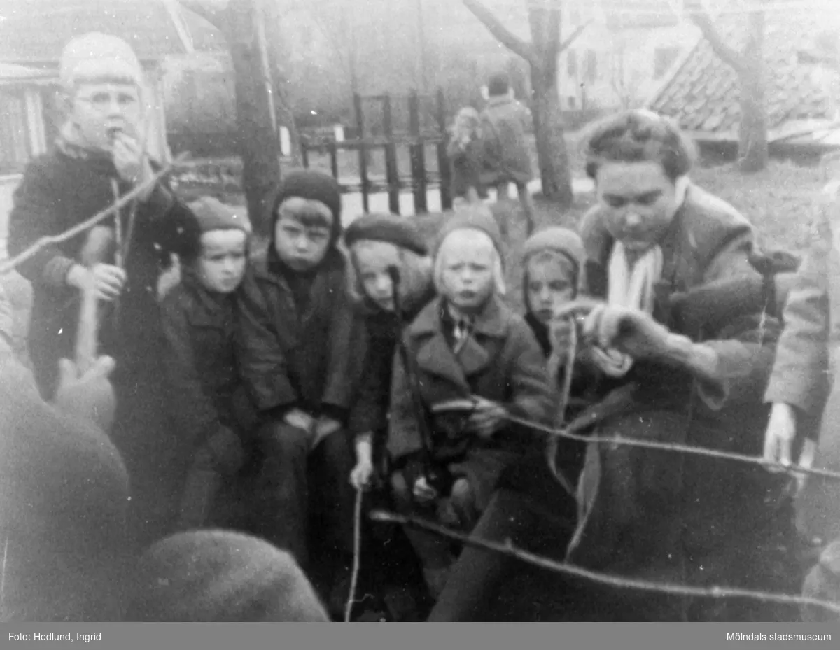 Bosgårdens barnträdgård 1938-1945. Fröken och barn som grillar korv utomhus.