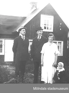 Fässbergsgatan 39 i Toltorpsdalen, Mölndal, ca 1920-tal. Barnet på bilden heter Holger Hansson. Huset i bakgrunden är hans mosters.